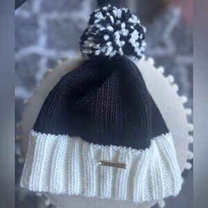 MICHAEL KORS Black and White Pom-Pom Toboggan Hat Beanie Skull Cap Winter Wear